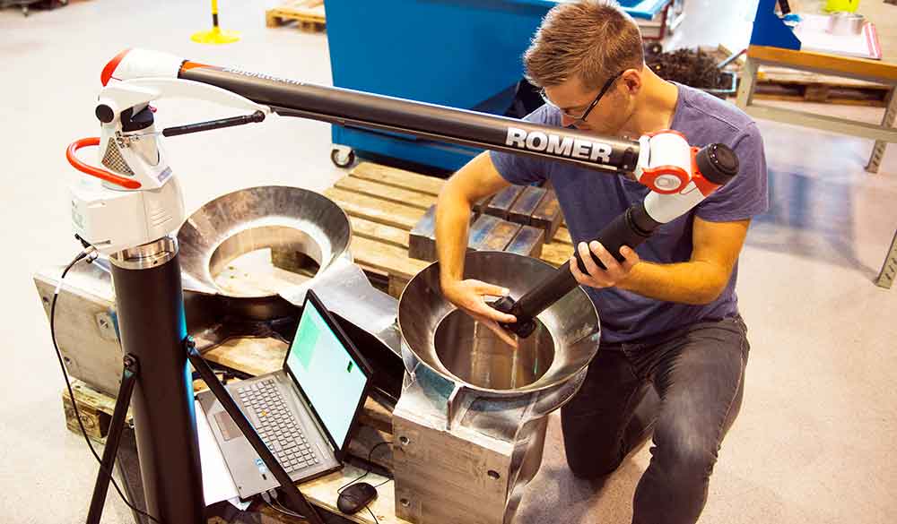 AboutDepro3 A male employee at Depro who works with control measuring subsea equipment using Romer control measuring arm.