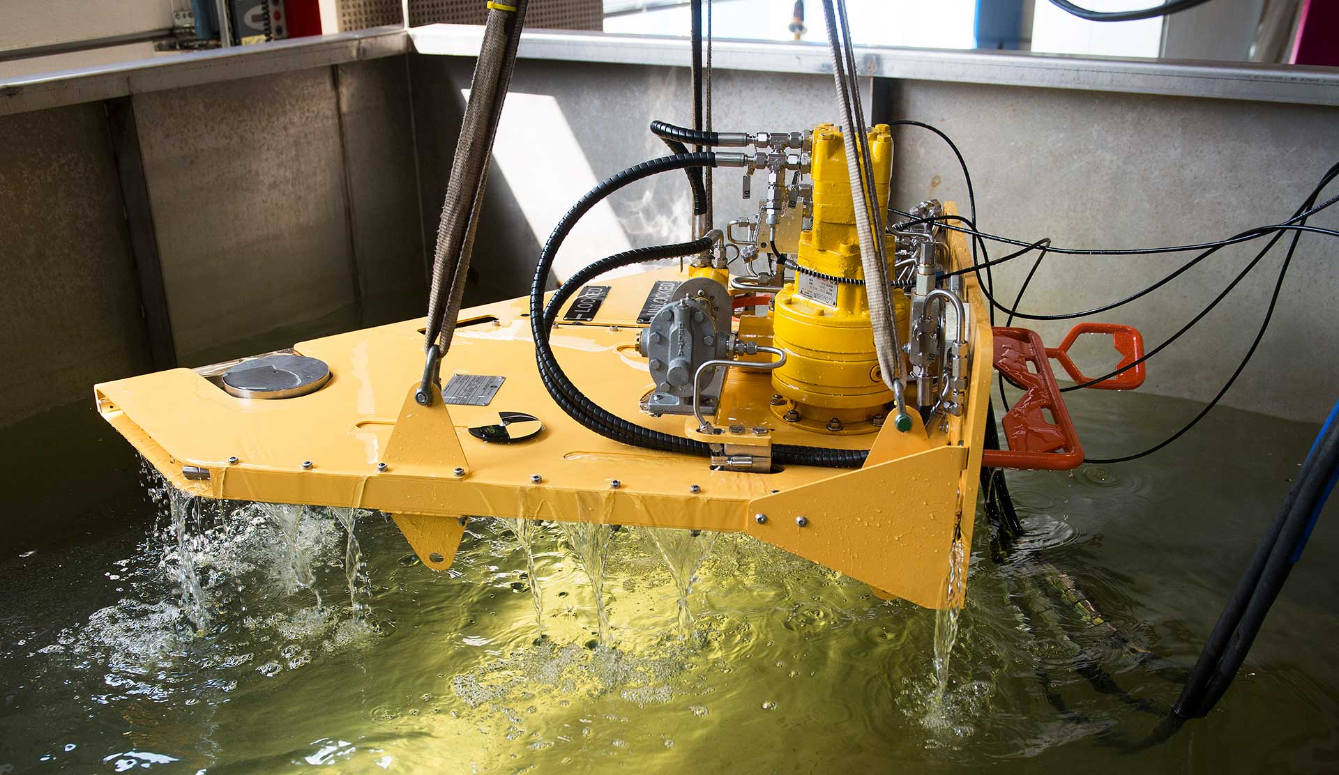 Saw for use subsea and remote operated through ROV in a test pool.