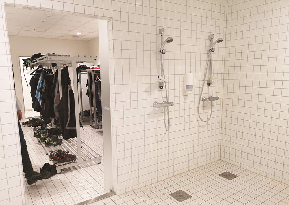 Garderobe-Depro Part of the shower and cloakroom facilities of Depro AS